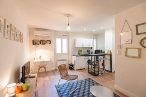 Charming studio on the edge of the old port